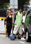 Schiphol 30 juli 2006
Barcelona 30 juli 2006
Anouk zangeres met haar man Remon Stotijn (postman) en Benjahmin Elijah enPhoenix op vlieveld Barcelona.