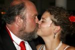 Amsterdam 15 juli 2006
Premiere Rembrandt in Carre.
Bert Simhoffer met zijn 23 jarige vriendin Yvette kussend