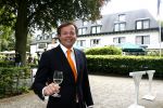 Wassenaar 6 juni 2006
Auberge de Kievit gekozen tot terras van het jaar door talkies.
Chris Luken  
Peter Smulders bv