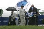 Zandvoort, 10 augustus 2006
KLM Dutch open golf 2006 Op de Kennemer golfclub
Constantino Rocca met zijn caddy wachtend in de hevige regenval op de eerste dag