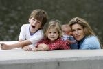 Amsterdam 20 juni 2006
Danielle Overgaag met baby Benjamin en Thijmen en Fiene.
Peter Smulders bv