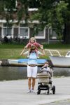 Amsterdam 20 juni 2006
Danielle Overgaag met baby Benjamin en Thijmen en Fiene.
Peter Smulders bv