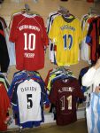 Buenos Aires mei 2006
Voetbal shirts van Dennis Bergkamp Roy Makaay Edgar davids en Robin v Persie in het centrum van Buenos Aires.