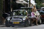 Amsterdam 23 juli 2006
Estelle Gullit winkelelnd op de cornelis schuytstraat. Estelle heeft mini cooper cabrio met bekeuring