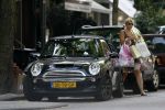 Amsterdam 23 juli 2006
Estelle Gullit winkelelnd op de cornelis schuytstraat. Estelle heeft mini cooper cabrio met bekeuring