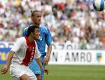 Amsterdam 13 augustus 2006
AJAX-PSV 3-1 om de Johan Cruyffschaal in de arena.
George Ogararu in duel met Mika Vayrynen
Peter Smulders bv