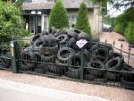 Aalsmeer 22 juli 2006
Menno Kohler heeft voor zijn programma Kucky Loosers allemaal oude autobanden voor het huis van Gerard Joling gegooid.