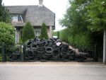 Aalsmeer 22 juli 2006
Menno Kohler heeft voor zijn programma Kucky Loosers allemaal oude autobanden voor het huis van Gerard Joling gegooid.