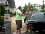 Aalsmeer 22 juli 2006
Menno Kohler heeft voor zijn programma Kucky Loosers allemaal oude autobanden voor het huis van Gerard Joling gegooid.