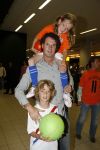 Schiphol 26 juni 2006
Aankomst nederlands elftal na wk.
Guido  met dochter en zoon
Peter Smulders bv