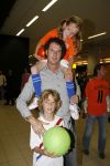 Schiphol 26 juni 2006
Aankomst nederlands elftal na wk.
Guido  met dochter en zoon
Peter Smulders bv