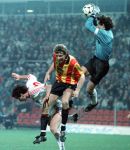 Eindhoven,8 februari 1989
Super europacup PSV-KV Mechelen, eindstand 1-0
Hans Gillhaus koppend boven Graeme Rutjes en doelman Preudome



PETER SMULDERS BV