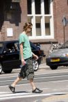 Amsterdam 18 juli 2006
Hans Teeuwen met water en banaan op de cornelis schuytstraat