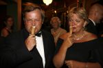 Amsterdam 15 juli 2006
Premiere Rembrandt in Carre.
Hilbrand Nawijn en zijn vrouw met een ijsje