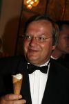 Amsterdam 15 juli 2006
Premiere Rembrandt in Carre.
Hilbrand Nawijn en zijn vrouw met een ijsje