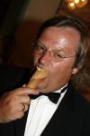 Amsterdam 15 juli 2006
Premiere Rembrandt in Carre.
Hilbrand Nawijn en zijn vrouw met een ijsje
