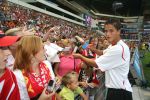 Eindhoven, 31 Juli 2006
Jaarlijkse Open Dag bij PSV met 27.000 toeschouwers
Ibrahim Afellay deelt handtekeningen uit