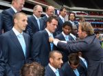 Eindhoven, 1 Augustus 2006
Perspresentatie Selektie PSV Seizoen 2006/2007
Een medewerker van kledingsponsor OGER uit Amsterdam doet de stropdas even goed bij Jan Vennegoor of Hesselink