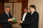 Beekbergen 30 mei 2006
Presentatie boek een elftal bondscoaches van Koen Greven en Erik Oudshoorn. Jan Zwartkruis krijgt het eerste exemplaar
Peter Smulders bv
