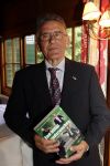 Beekbergen 30 mei 2006
Presentatie boek een elftal bondscoaches van Koen Greven en Erik Oudshoorn. Jan Zwartkruis krijgt het eerste exemplaar
Peter Smulders bv