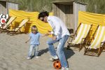 Noordwijk 29 juni 2006
Jeroen v d Boom met zijn  zoontje Daan op het strand aan het voetballen
Peter Smulders bv
