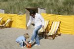 Noordwijk 29 juni 2006
Jeroen v d Boom met zijn  zoontje Daan op het strand aan het voetballen
Peter Smulders bv