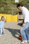 Noordwijk 29 juni 2006
Jeroen v d Boom met zijn  zoontje Daan op het strand aan het voetballen
Peter Smulders bv