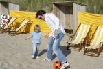 Noordwijk 29 juni 2006
Jeroen v d Boom met zijn  zoontje Daan op het strand aan het voetballen
Peter Smulders bv