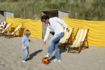 Noordwijk 29 juni 2006
Jeroen v d Boom met zijn  zoontje Daan op het strand aan het voetballen
Peter Smulders bv