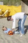 Noordwijk 29 juni 2006
Jeroen v d Boom met zijn  zoontje Daan op het strand aan het voetballen
Peter Smulders bv