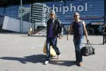 Schiphol 19 augustus 2006
Jim Bakkum arriveert op Schiphol na een vakantie op Curacao. Zijn vader haalt hem op. Jim draagt leger petje
Peter Smulders bv