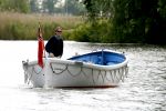 Weesp 4 juni 2006
Jort kelder op zijn boot/sloep aan het varen op de Vecht
Peter Smulders bv