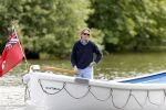 Weesp 4 juni 2006
Jort kelder op zijn boot/sloep aan het varen op de Vecht
Peter Smulders bv