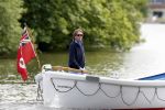 Weesp 4 juni 2006
Jort kelder op zijn boot/sloep aan het varen op de Vecht
Peter Smulders bv