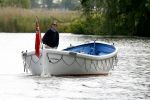 Weesp 4 juni 2006
Jort kelder op zijn boot/sloep aan het varen op de Vecht
Peter Smulders bv