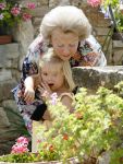 Tavarnelle 6 juli 2006
Koningin Beatrix met Prinses Maxima Prins Willem Alexander Amalia en Alexia tijdens fotomoment op vakantie.