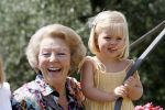 Tavarnelle 6 juli 2006
Koningin Beatrix met Prinses Maxima Prins Willem Alexander Amalia en Alexia tijdens fotomoment op vakantie. Mastino Napolitana
