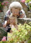 Tavarnelle 6 juli 2006
Koningin Beatrix met Prinses Maxima Prins Willem Alexander Amalia en Alexia tijdens fotomoment op vakantie.