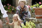 Tavarnelle 6 juli 2006
Koningin Beatrix met Prinses Maxima Prins Willem Alexander Amalia en Alexia tijdens fotomoment op vakantie.