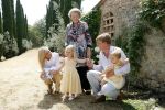 Tavarnelle 6 juli 2006
Koningin Beatrix met Prinses Maxima Prins Willem Alexander Amalia en Alexia tijdens fotomoment op vakantie.