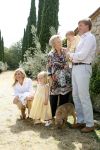 Tavarnelle 6 juli 2006
Koningin Beatrix met Prinses Maxima Prins Willem Alexander Amalia en Alexia tijdens fotomoment op vakantie.