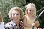 Tavarnelle 6 juli 2006
Koningin Beatrix met Prinses Maxima Prins Willem Alexander Amalia en Alexia tijdens fotomoment op vakantie.