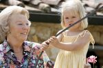 Tavarnelle 6 juli 2006
Koningin Beatrix met Prinses Maxima Prins Willem Alexander Amalia en Alexia tijdens fotomoment op vakantie.