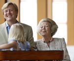 Apeldoorn 18 augustus 2006
Fotosessie Koningin Beatrix met Maxima Prins Willem Alexander Amalia Alexia en zijne keizerlijke hoogheden van japan Prins Naruhito Prinses Masako en hun dochtertje Aiko bij paleis het Loo.
