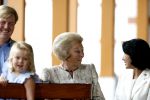 Apeldoorn 18 augustus 2006
Fotosessie Koningin Beatrix met Maxima Prins Willem Alexander Amalia Alexia en zijne keizerlijke hoogheden van japan Prins Naruhito Prinses Masako en hun dochtertje Aiko bij paleis het Loo.
Peter Smulders bv