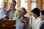 Apeldoorn 18 augustus 2006
Fotosessie Koningin Beatrix met Maxima Prins Willem Alexander Amalia Alexia en zijne keizerlijke hoogheden van japan Prins Naruhito Prinses Masako en hun dochtertje Aiko bij paleis het Loo.
Peter Smulders bv