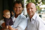 Amsterdam 13 augustus 2006
Leco v Zadelhoff met zijn vriend Rob en het dochtertje Robbie van zijn zus.
Peter Smulders bv