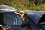 Ibiza 25 juli 2006
Marco Borsato en leontine Borsato staan met een kapotte auto op de parkeerplaats bij een strandtent. Leontine haar broer is er ook bij.