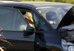 Ibiza 25 juli 2006
Marco Borsato en leontine Borsato staan met een kapotte auto op de parkeerplaats bij een strandtent. Leontine haar broer is er ook bij.