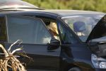 Ibiza 25 juli 2006
Marco Borsato en leontine Borsato staan met een kapotte auto op de parkeerplaats bij een strandtent. Leontine haar broer is er ook bij.